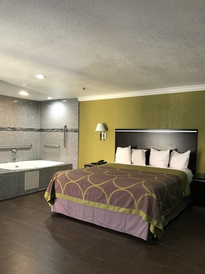Hotel Super 8 By Wyndham Inglewood/lax/la Airport 2*