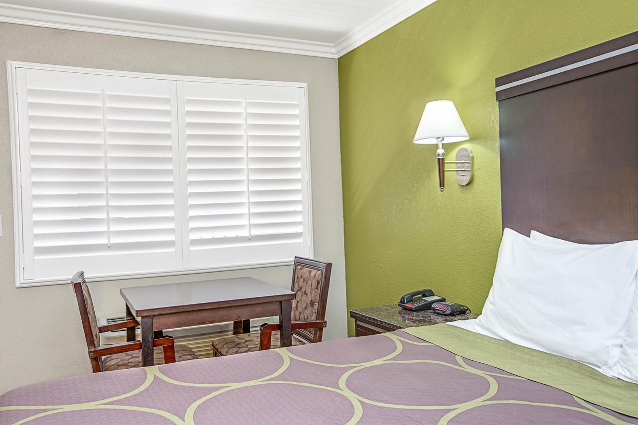 Hotel Super 8 By Wyndham Inglewood/lax/la Airport