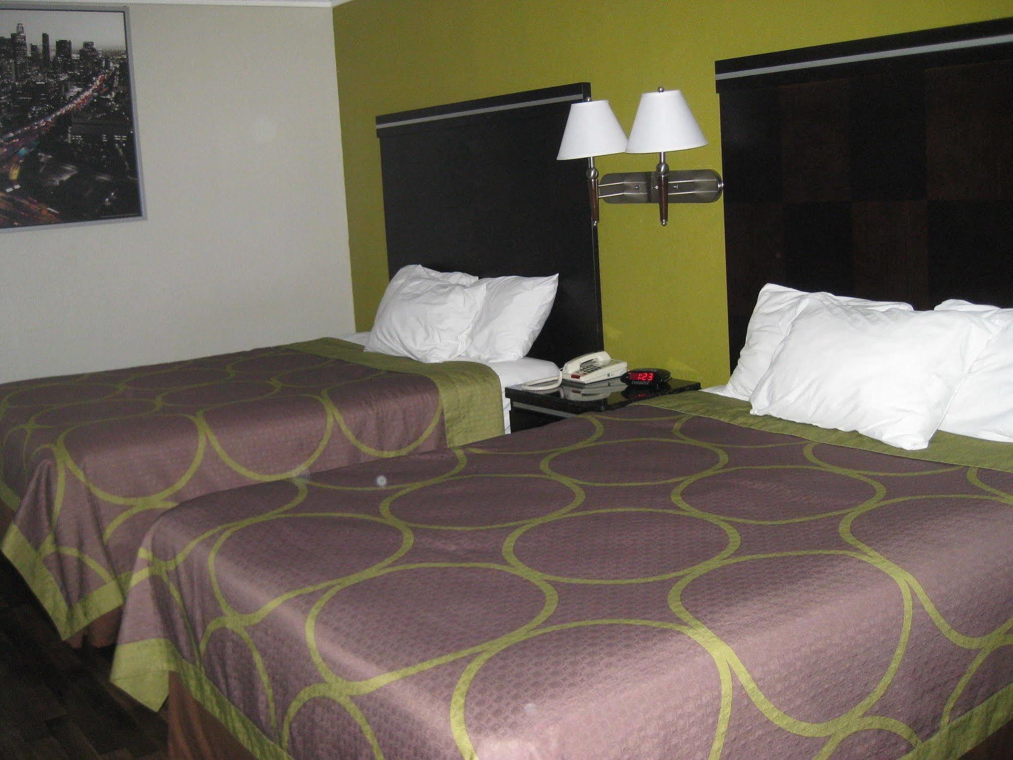 Hotel Super 8 By Wyndham Inglewood/lax/la Airport 2*