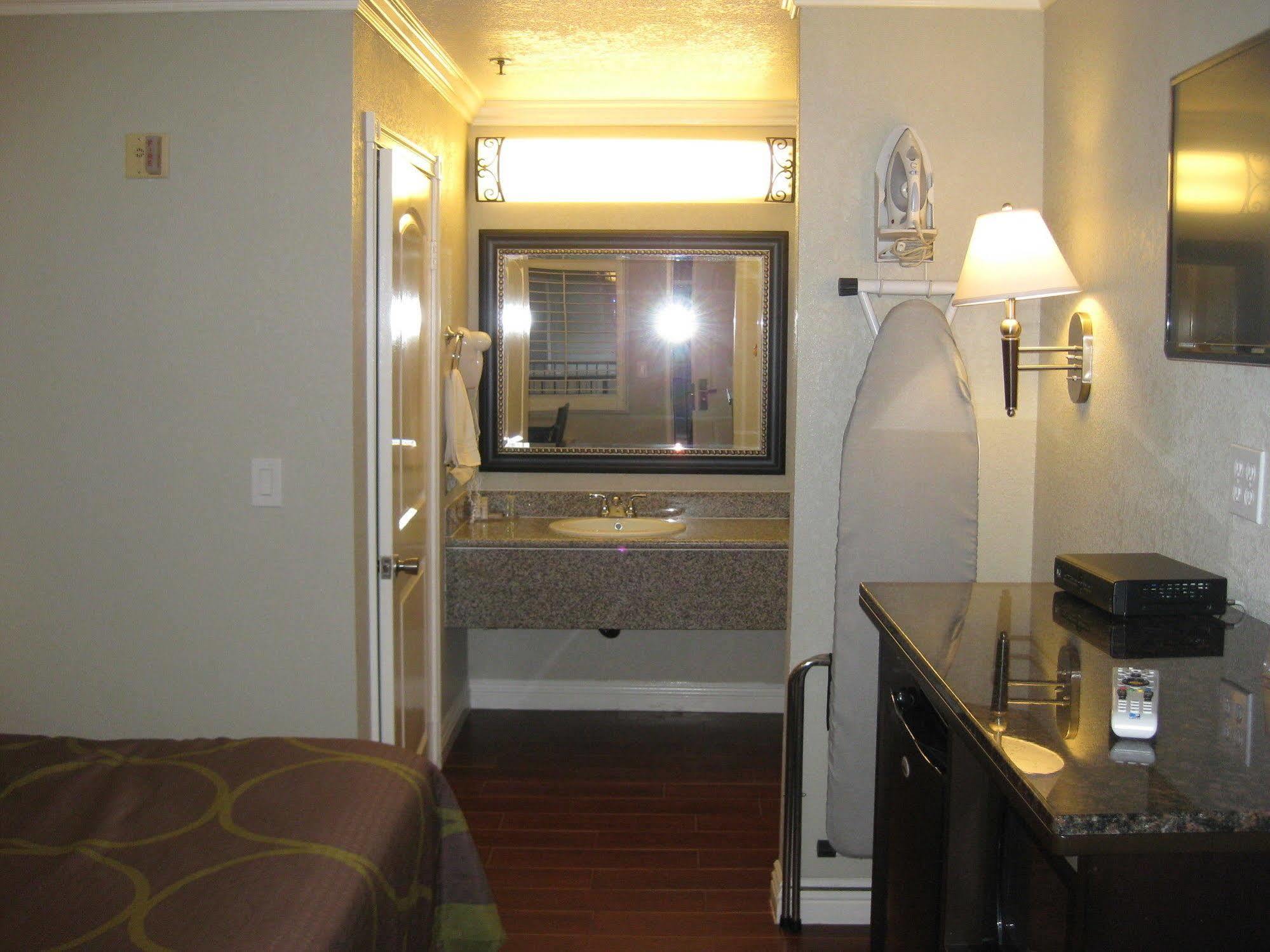 Super 8 By Wyndham Inglewood/lax/la Airport Hotel